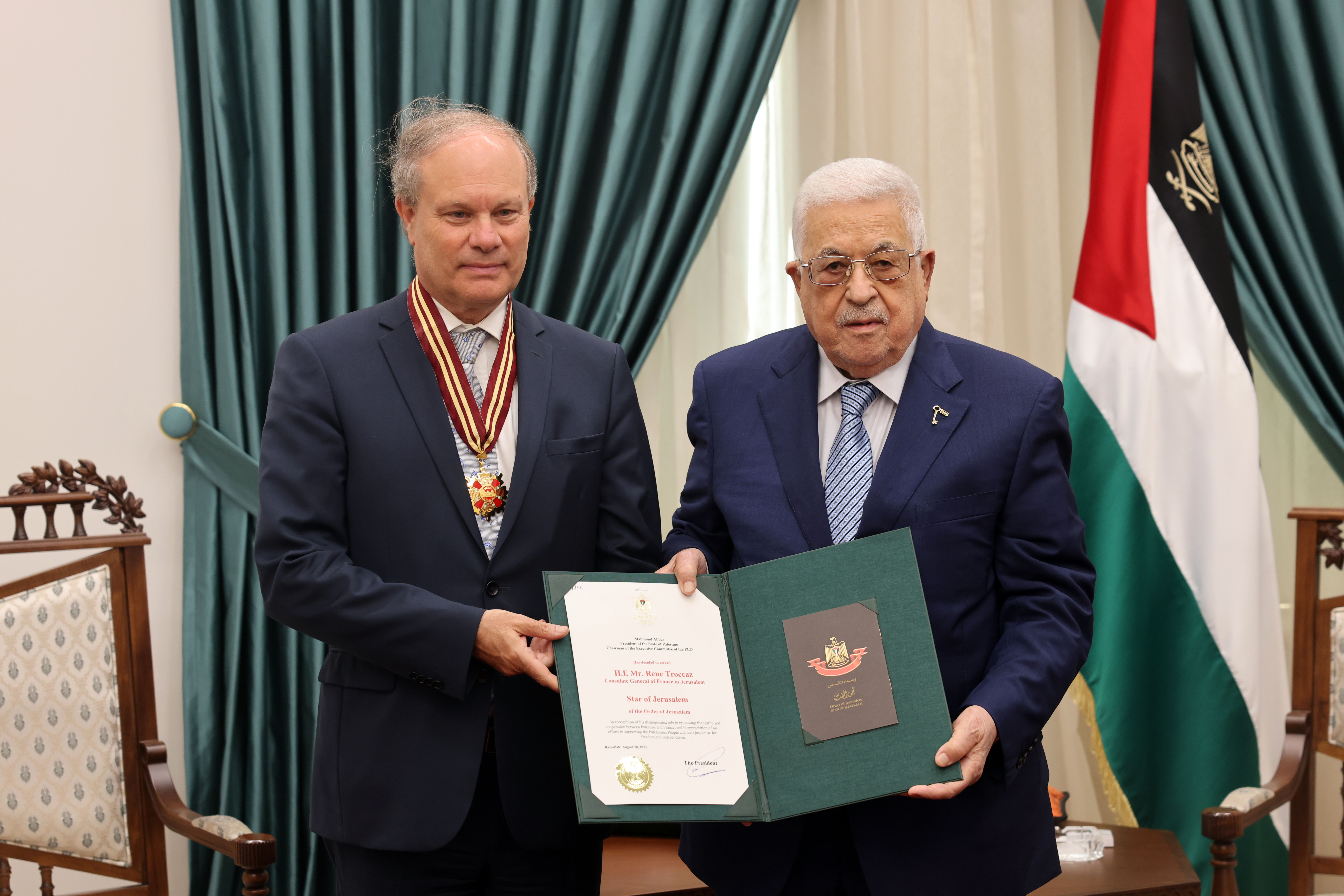 الرئيس خلال تقليده القنصل العام الفرنسي في القدس رينيه تروكاز "نجمة القدس" من وسام القدس (تصوير: ثائر غنايم)